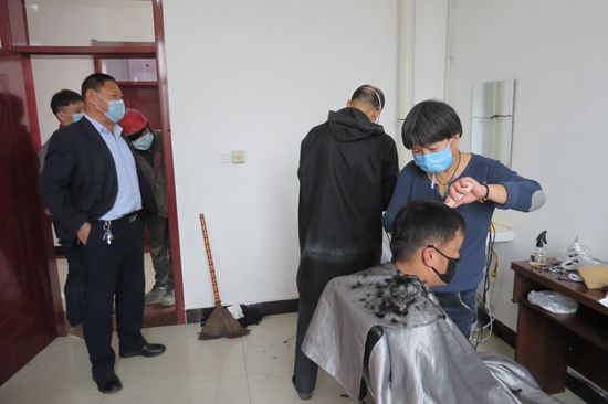 心系員工踐良知 理發(fā)進廠暖人心