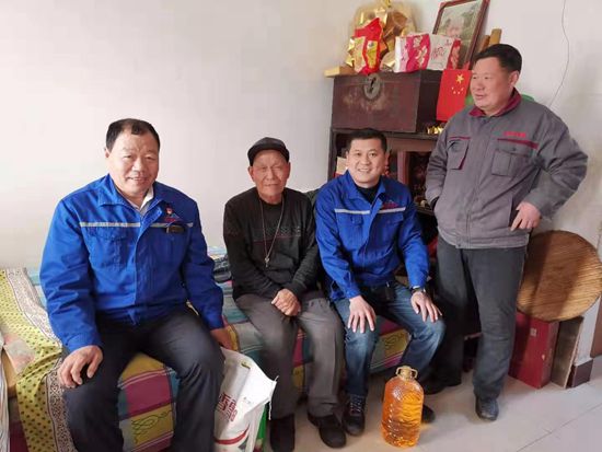 節(jié)前送溫暖 真情暖人心 —魯中水泥黨支部走訪慰問南韓村高齡老人