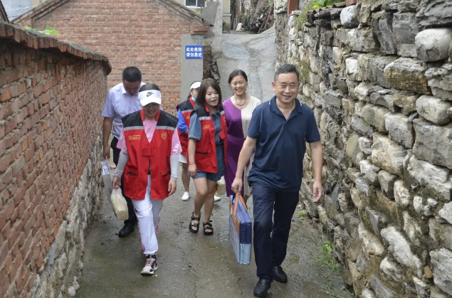 愛(ài)心敬老 傳遞溫情