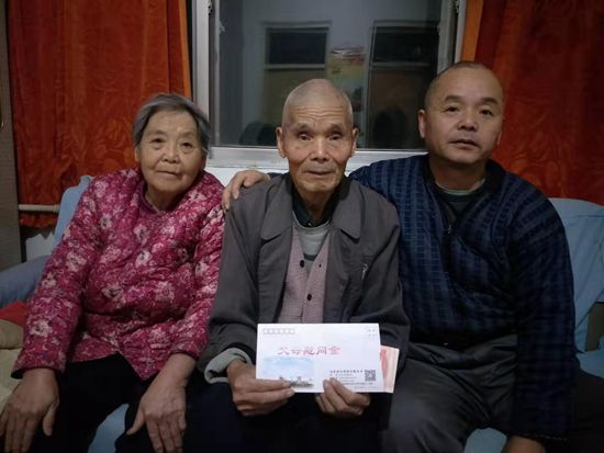 傳遞寒冬溫情 詮釋重山大愛 ——重山集團(tuán)發(fā)放職工父母慰問金