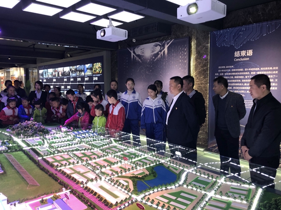 重山集團參加羅村中心校“愛心助學(xué)”資助金發(fā)放儀式25